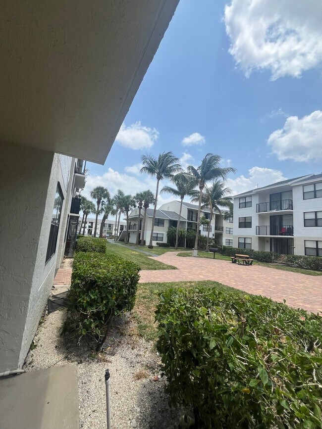 Building Photo - 706 Executive Center Dr