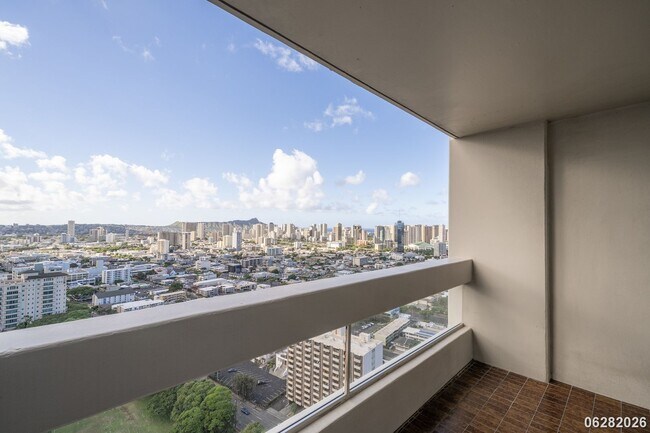 Building Photo - 2 Bd/2 Ba/1 Parking Condo in Banyan Tree Plaza, Honolulu