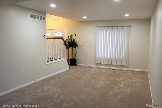 Building Photo - 6586 Carriage Hills Dr