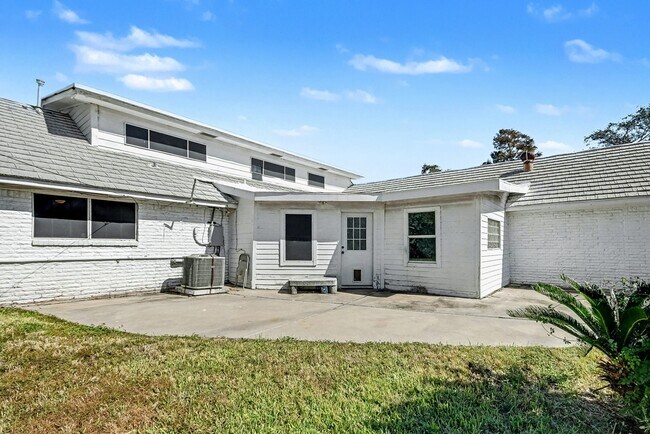 Building Photo - 5001 Glenhaven Dr