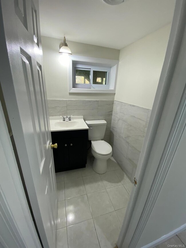 Building Photo - 459 Clove Rd