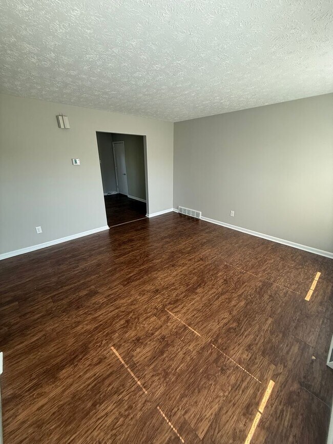 Building Photo - 3-bedroom, 2 full bath duplex in the desirable Lansdowne area