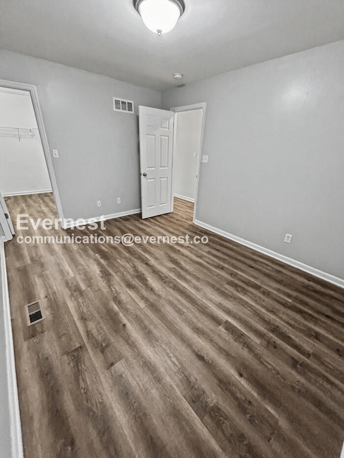 Building Photo - 301 Quail Hollow Dr