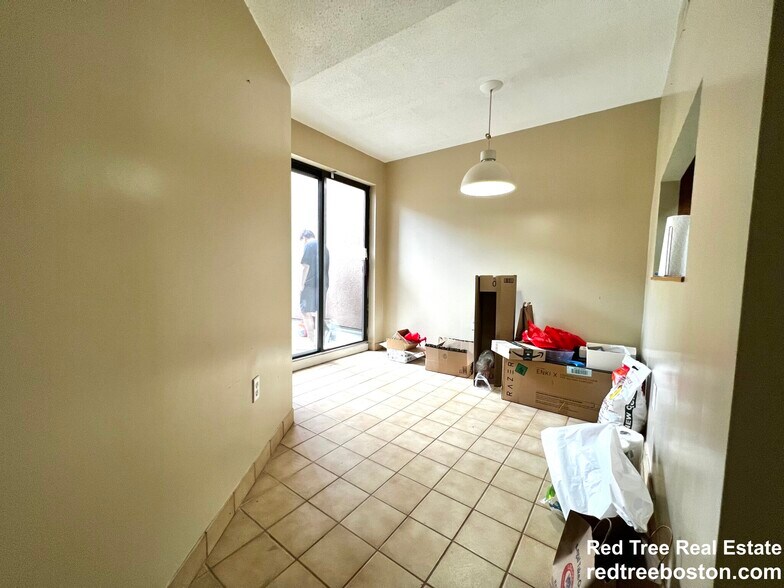 Building Photo - 152 Kelton St