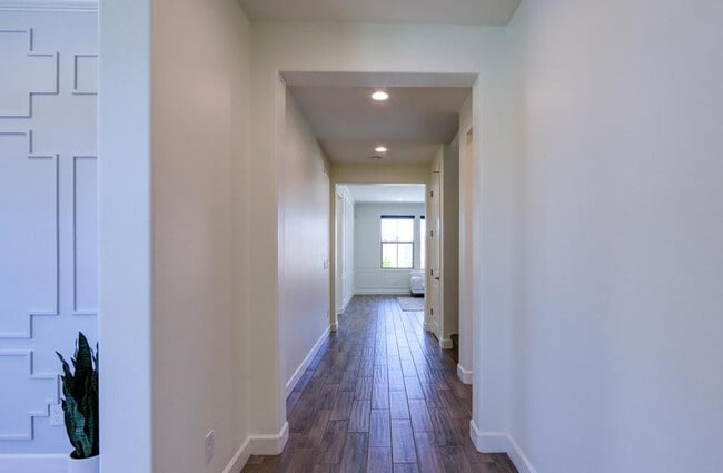 Building Photo - 948 W Yosemite Dr