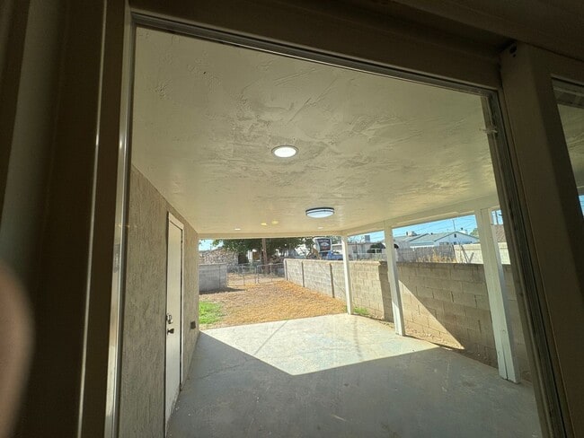 Building Photo - 4 Bed 2 Bath Home