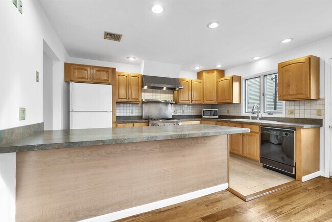 Building Photo - 234 Cliff St