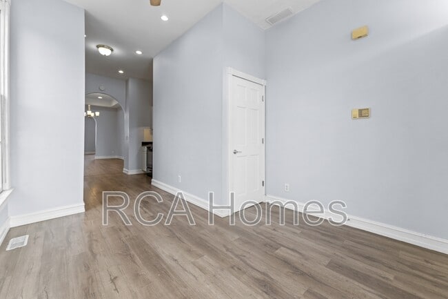 Building Photo - 920 N College Ave