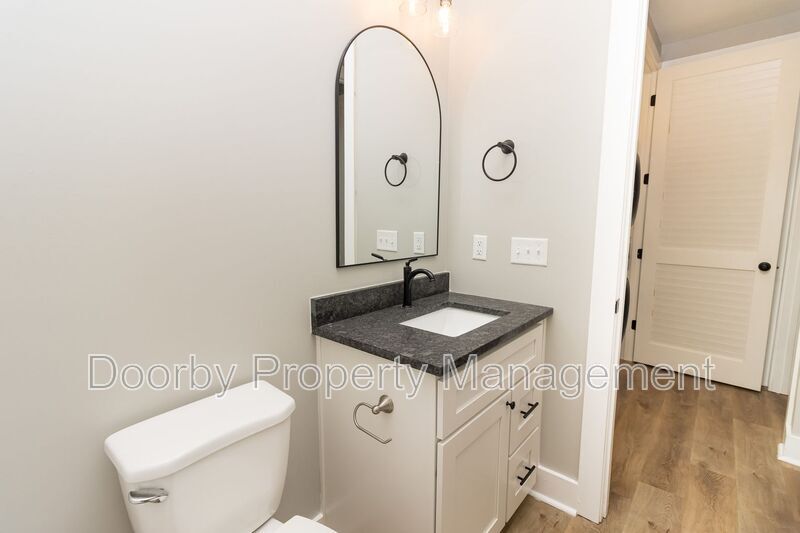 Building Photo - 905 W 39th St