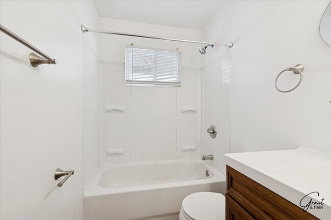 Building Photo - $1300 3 bedroom