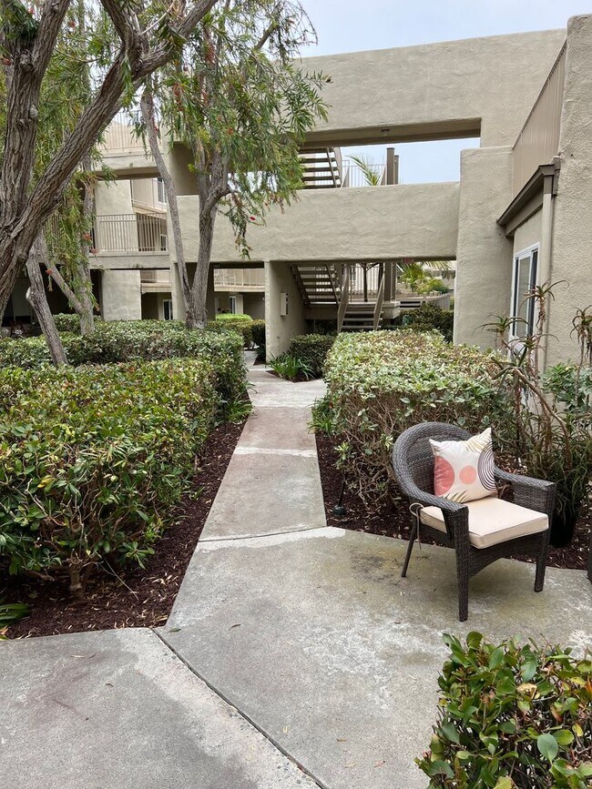 Building Photo - Vacant and Ready, Del Mar Bluffs, West of I-5, Minutes to Beaches and Del Mar