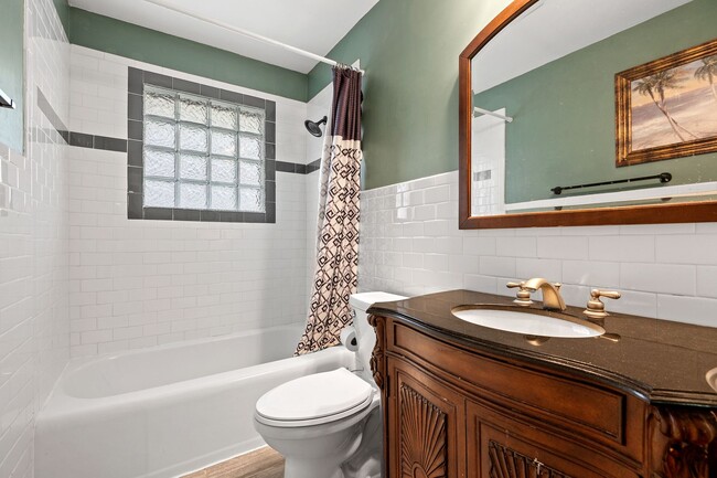 Building Photo - Spacious Home Near Downtown Durham
