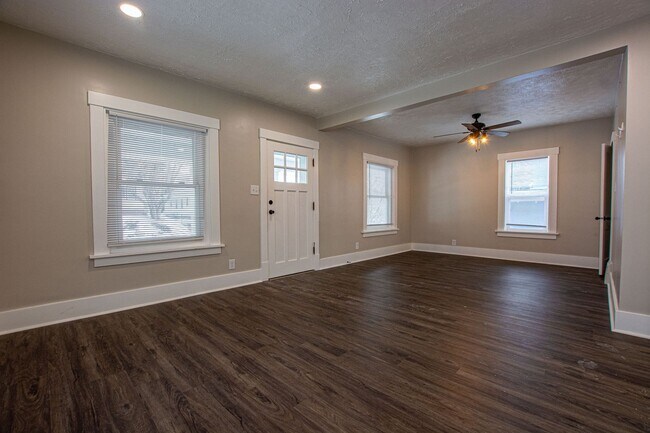 Building Photo - 3 Bedroom / 2 Bath Home with Garage off 45th and Leavenworth!