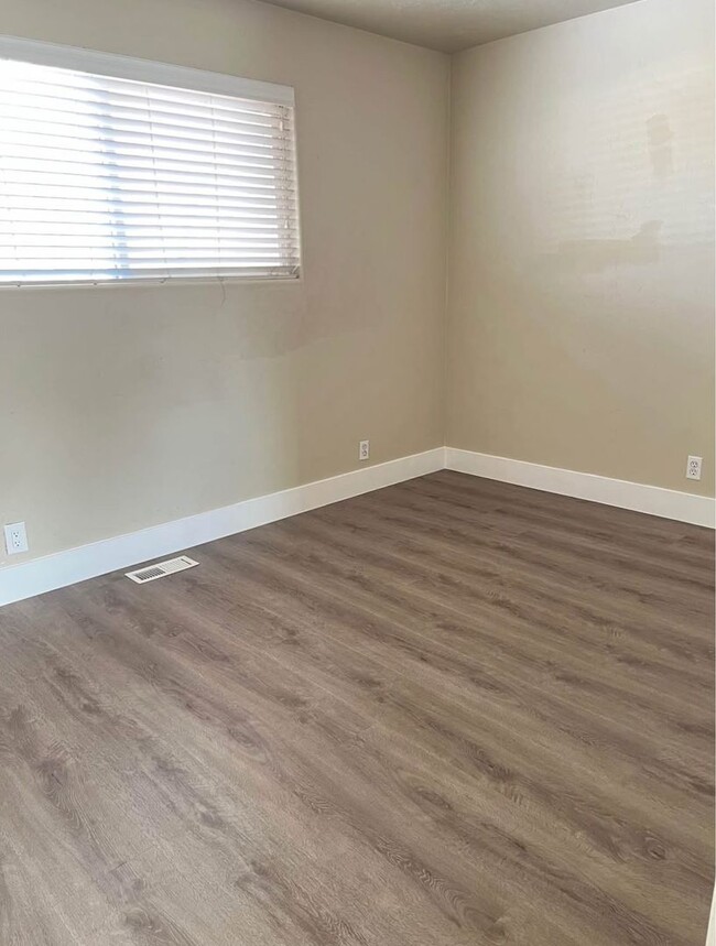 Building Photo - 1040 W 400 N