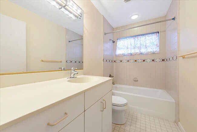 Building Photo - 954 Russell Ave