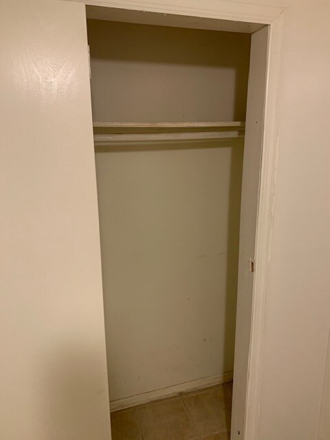 Closet - 297 E 38th St