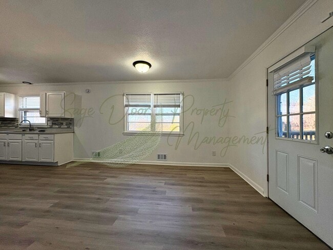 Building Photo - BEAUTIFULLY UPDATED 5 BED/ 3 BATH HOME WITH OVERSIZED GARAGE