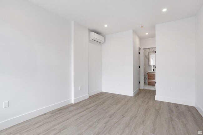 Building Photo - Massive 3 bed 2 bath in the heart of willi...