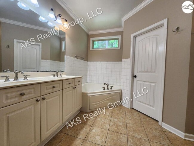 Building Photo - 5020 Melrose Way