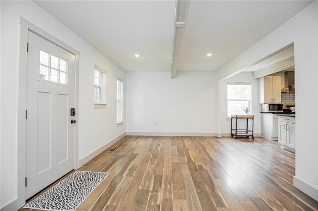 Building Photo - 718 W Maple St