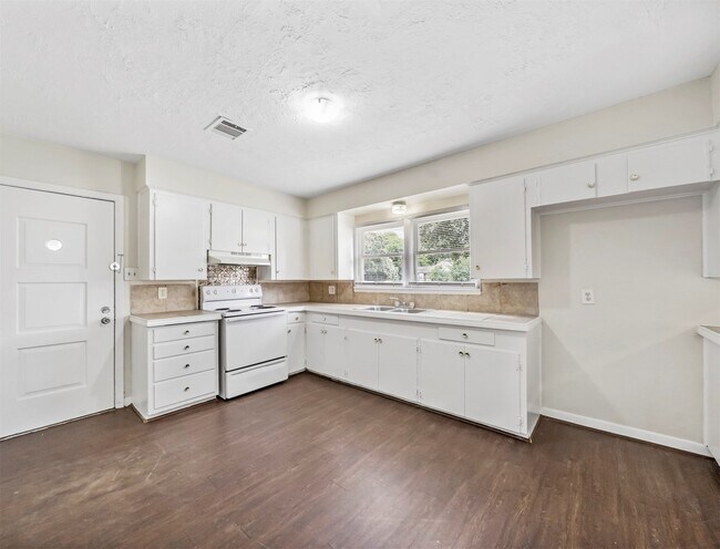 Building Photo - 1413 3rd Ave N