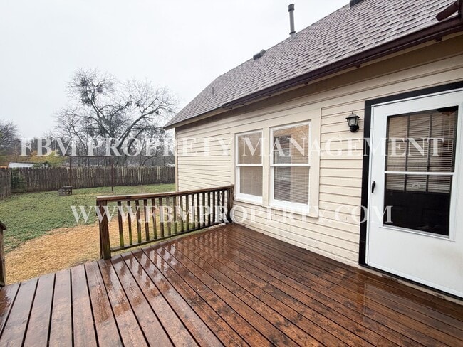 Building Photo - 310 E Parks Ave