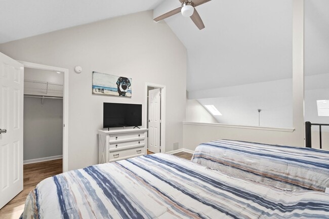 Building Photo - Fully Furnished - Seasonal or Long Term Op...