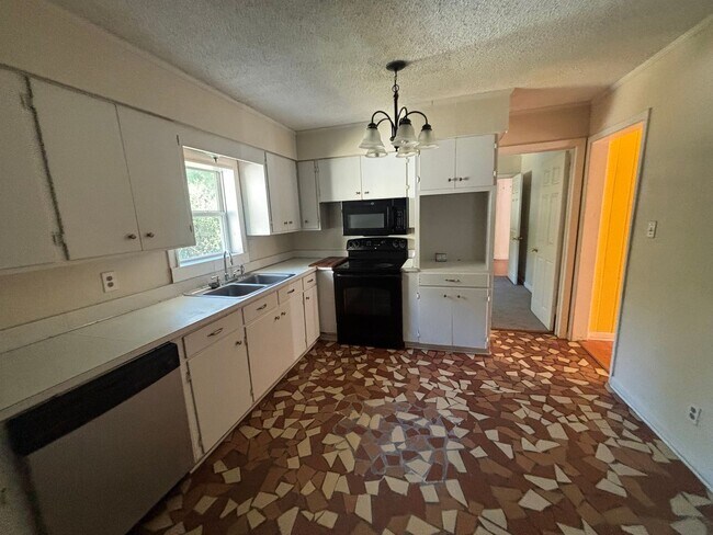 Building Photo - Convenience in the City of Valdosta