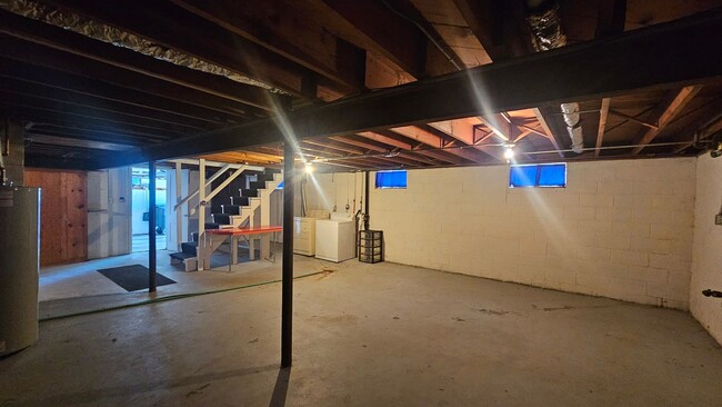 Building Photo - Mid Century 3 Bedroom