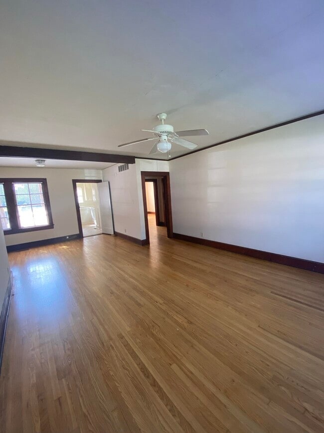 Building Photo - 545 E Park Ave