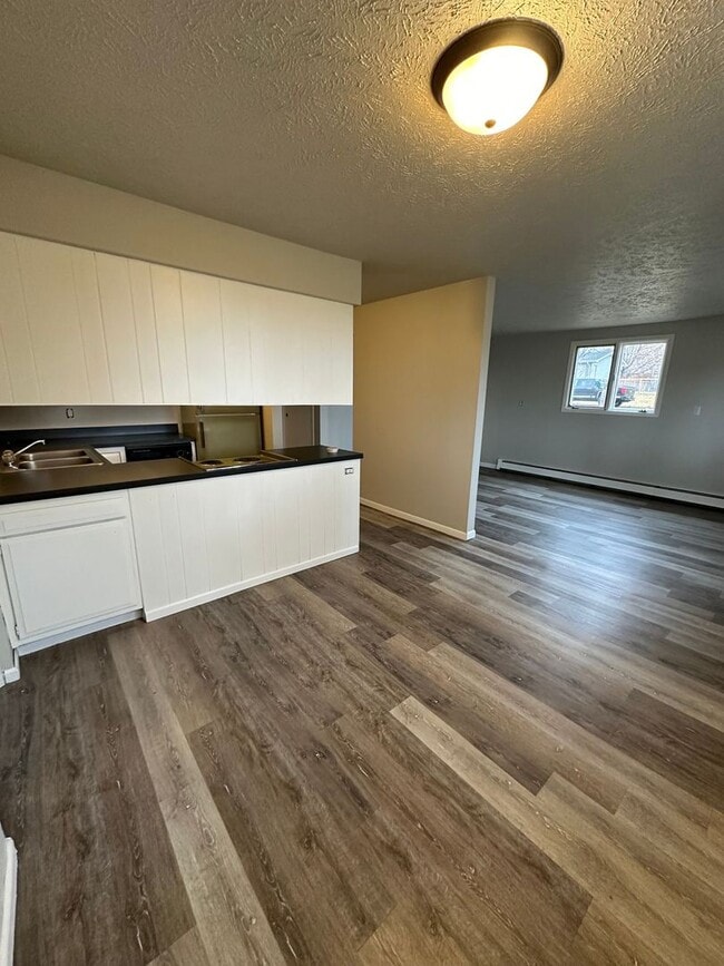 Building Photo - 2 Bedroom Duplex