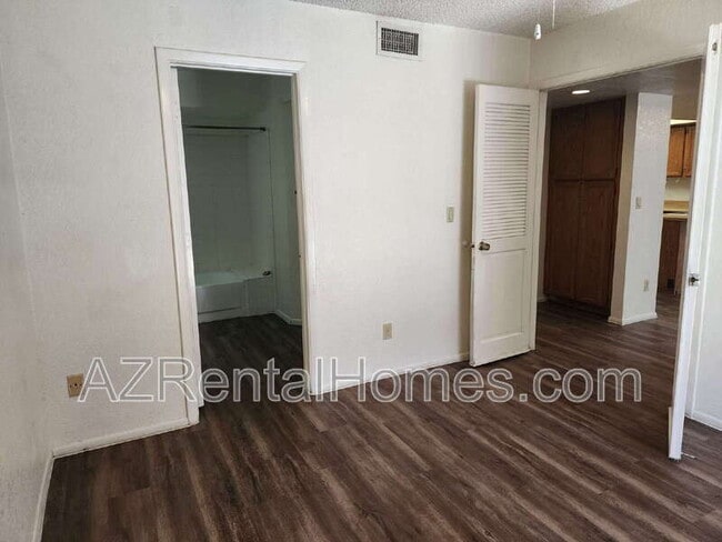 Building Photo - 819 N College Ave