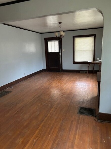 Building Photo - 853 N College St