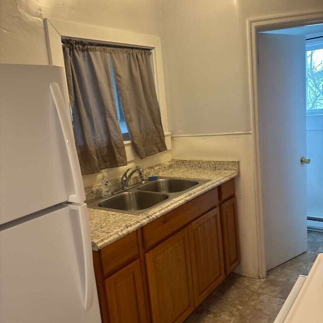 Building Photo - 435 NE Russell Ave