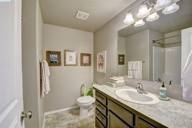 Building Photo - Immaculant 4BD/2.5BA Single Family Home on...