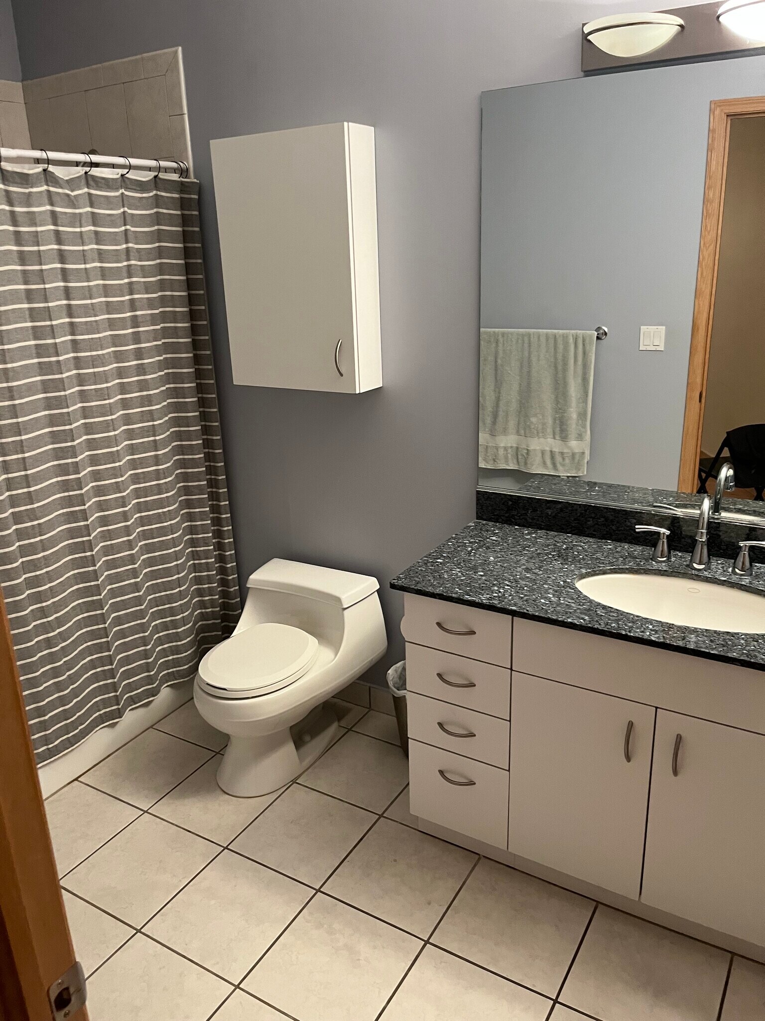 Building Photo - 701 W Lakeside Ave