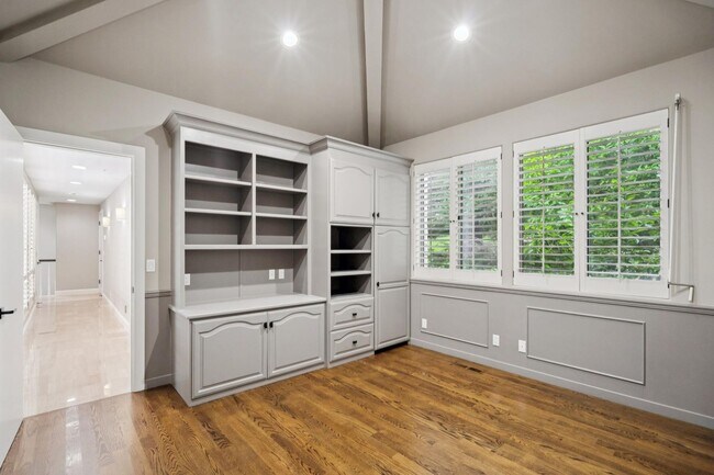 Building Photo - 651 Manresa Ln