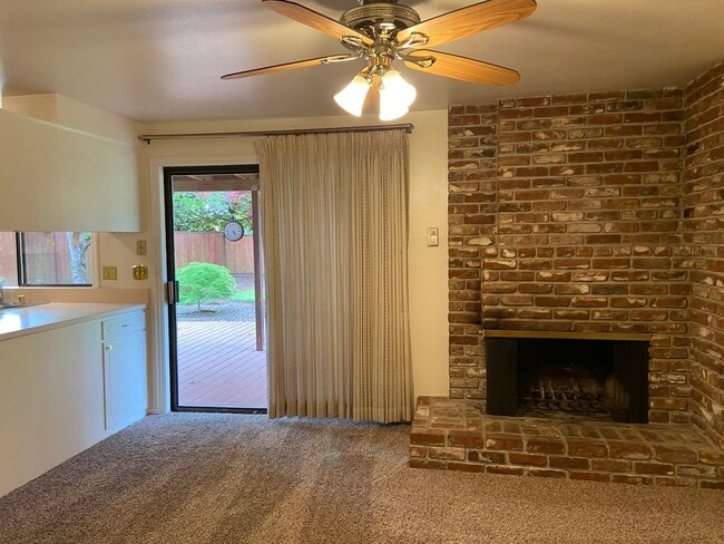 Building Photo - DECEMBER RENT FREE!