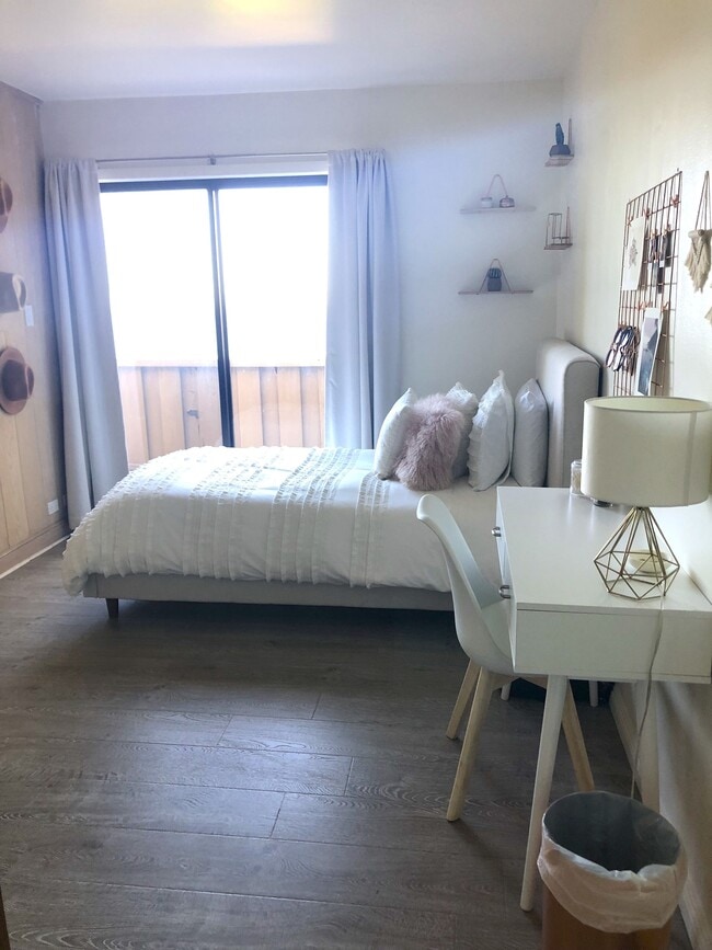 Building Photo - 23914 De Ville Way