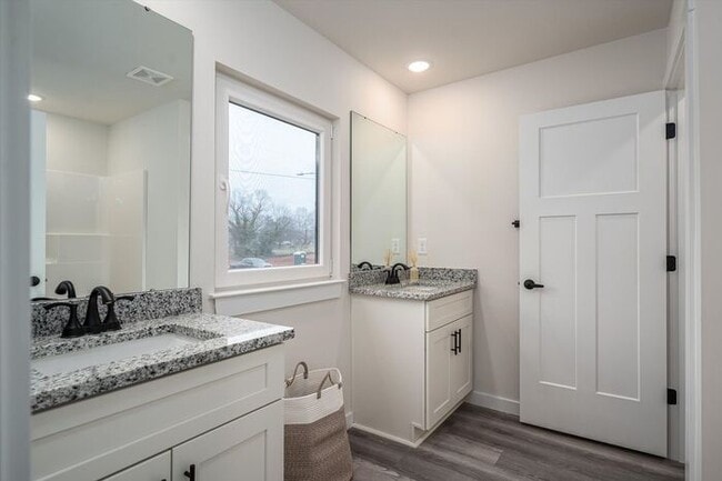 Building Photo - Brand-New Luxury Townhomes – Move-In Speci...