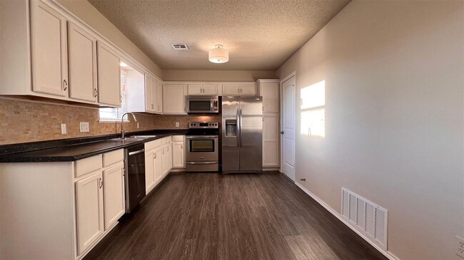 Building Photo - 102 Mohawk Ave