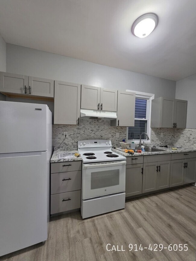 Building Photo - 94 Maple St