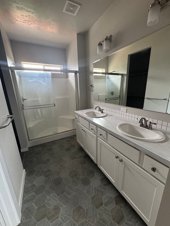 Building Photo - New on Market! Close to Freeway and Shopping!