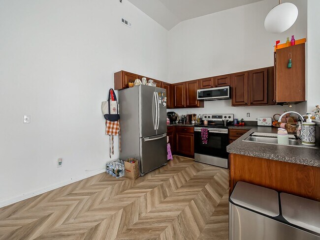 Building Photo - 14520 Vauxhall Dr