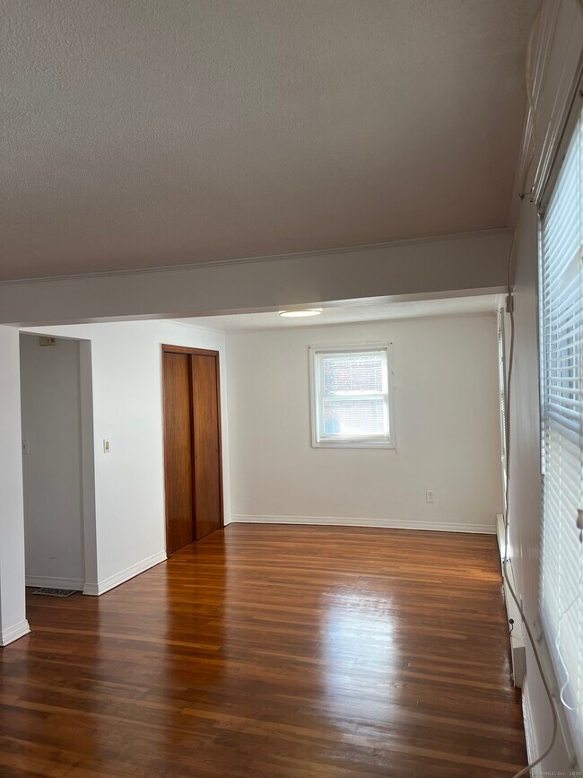 Building Photo - 565 Hart St