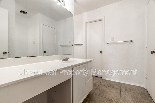 Building Photo - 818 Quitman Oak