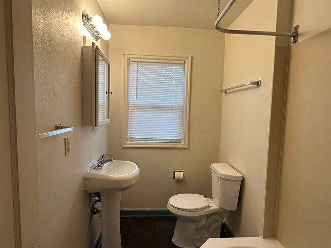 Building Photo - Pristine Top Floor 1 Bed, 1 Bath Gem!