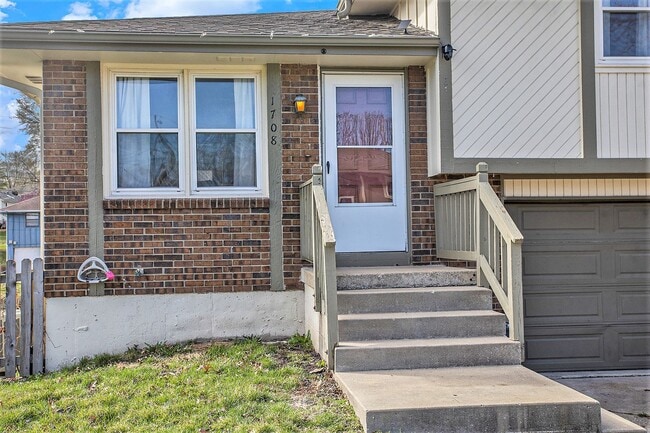 Building Photo - Coming Soon - Fully Furnished 3-Bed, 2-Bat...