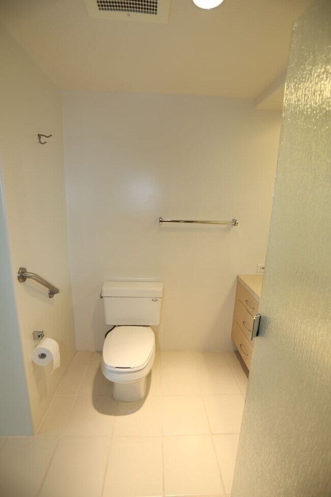 Building Photo - Hawaiki Tower - 2 bedroom, 2 bath with 2 c...