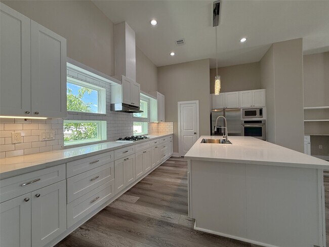 Building Photo - 2123 Bidwell Dr